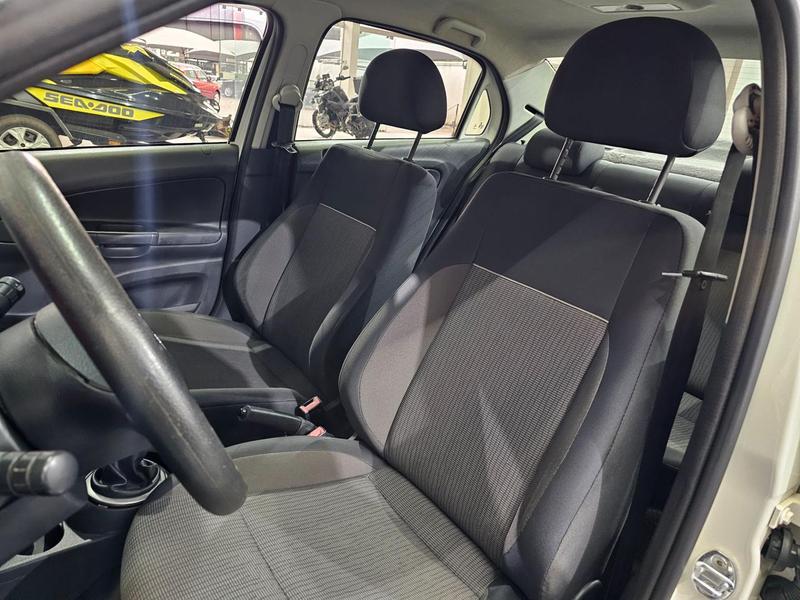 Volkswagen Voyage 1.6L MB5 2014 — foto 17